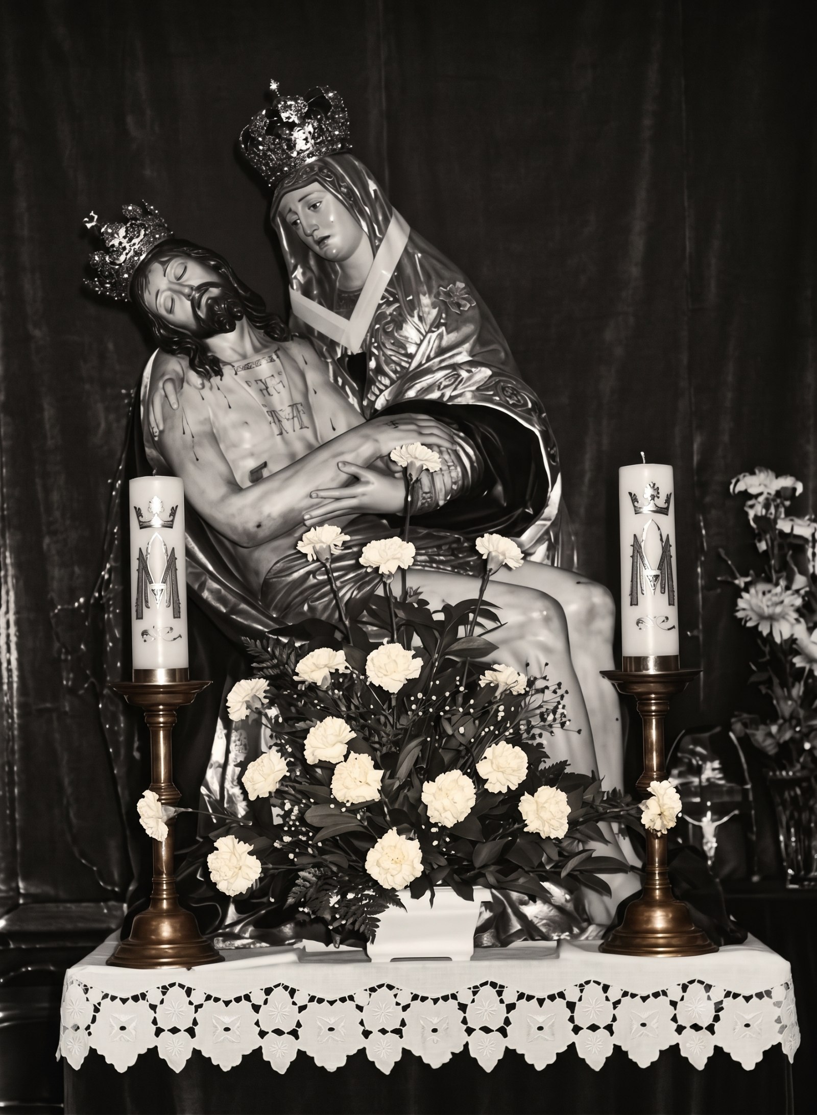 Farský kostol Narodenia sv. Jána Krstiteľa Súsošie Piety – oltár Sedembolestnej Panny Márie
