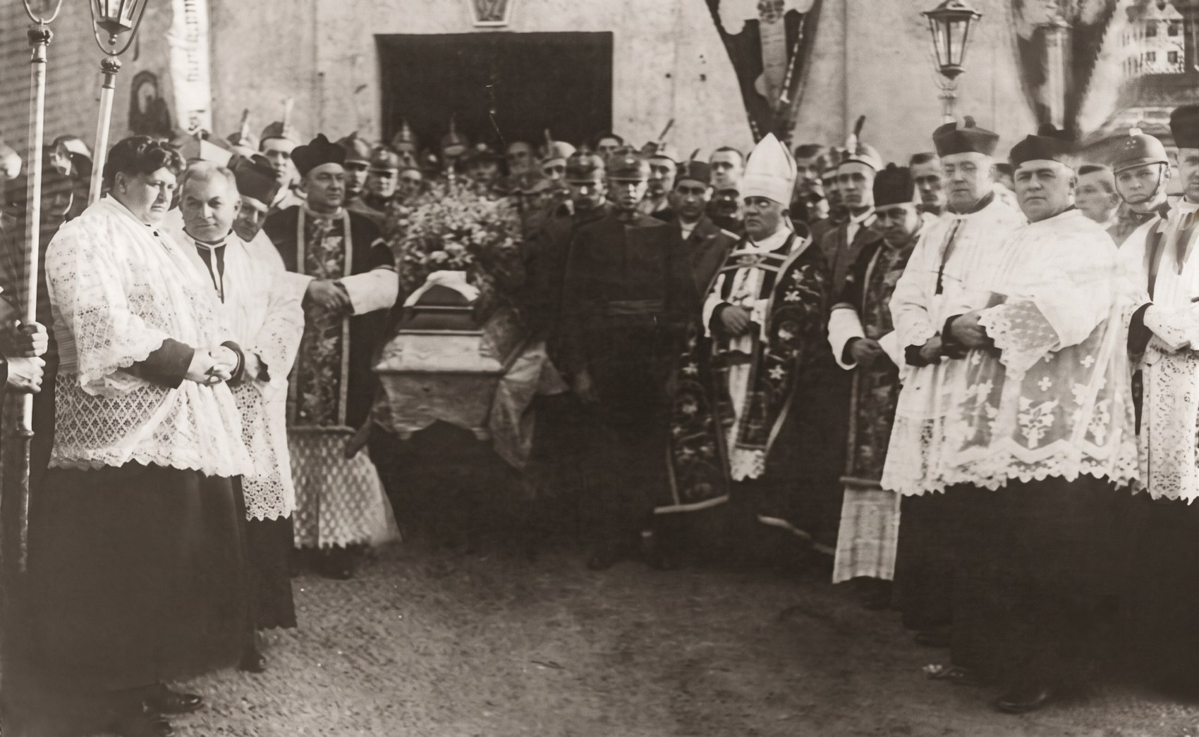 Farský kostol Narodenia sv. Jána Krstiteľa Pohreb farára Magyarosiho pred farským kostolom v Moravskom Svätom Jáne