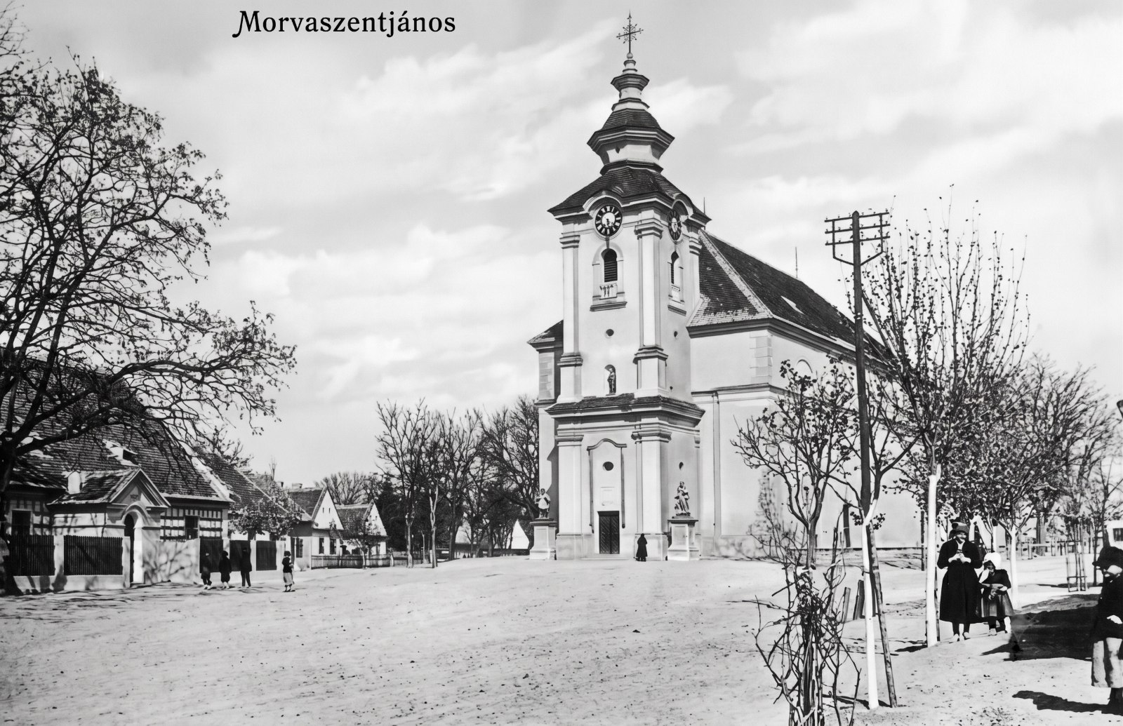 Farský kostol Narodenia sv. Jána Krstiteľa Čelný pohľad na farský kostol – dobová pohľadnica Morvaszentjános