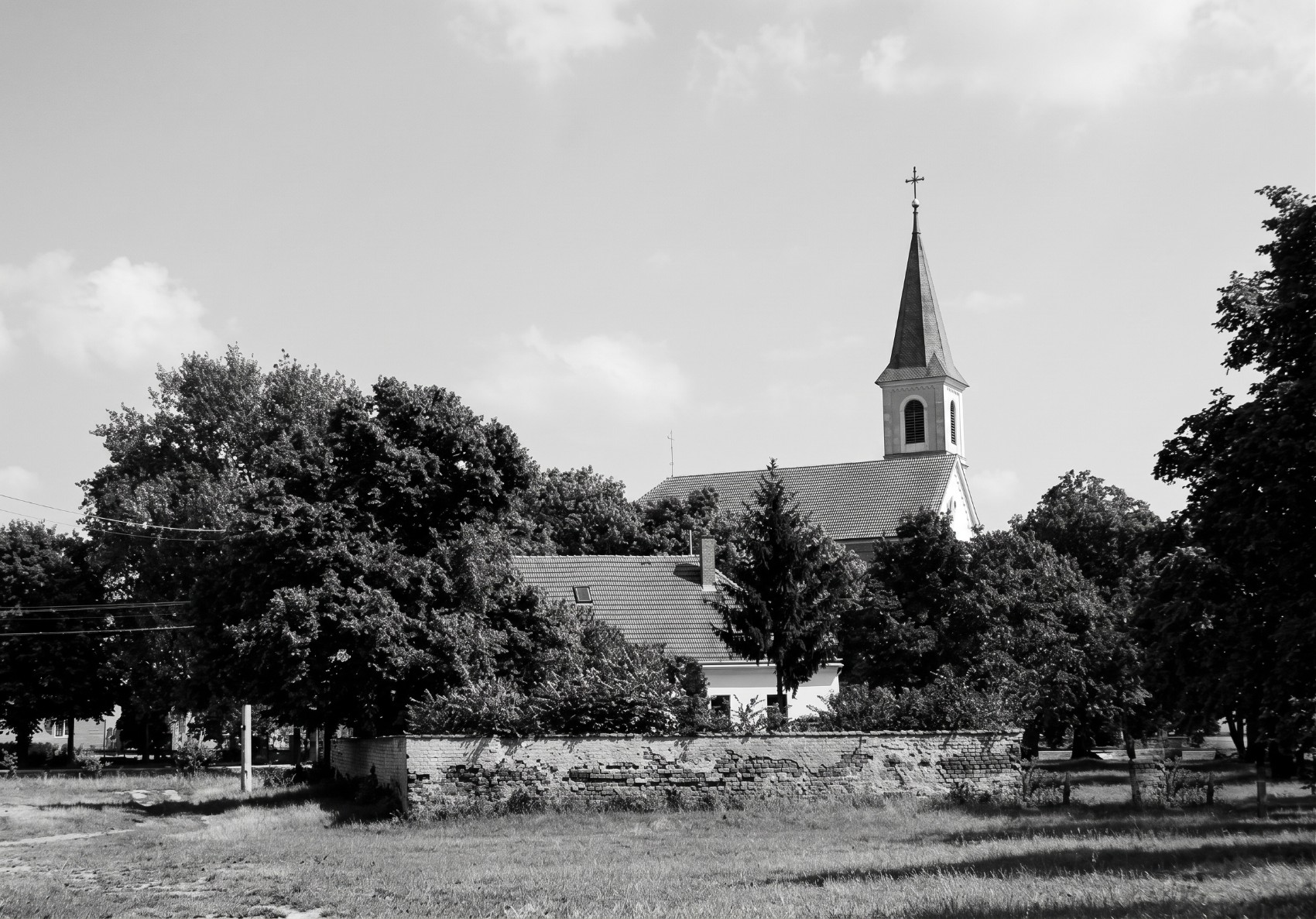 Dobový záber veže kostola Narodenia Panny Márie v Sekuliach